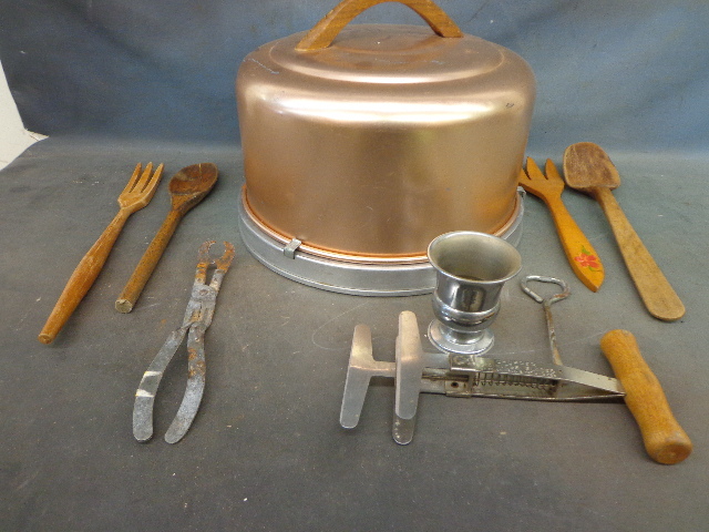 lot 245 image: Kitchen items