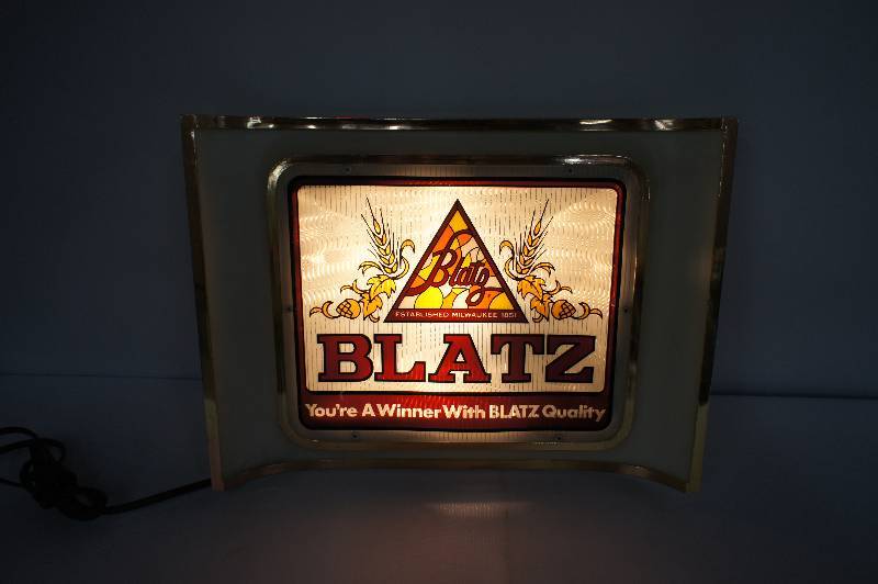 lot 44 image: Blatz Beer Curved Back Lighted Sign