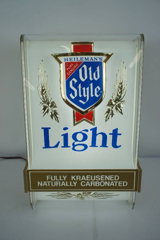 lot 49 image: Heilmans Old Style Lighted Sign