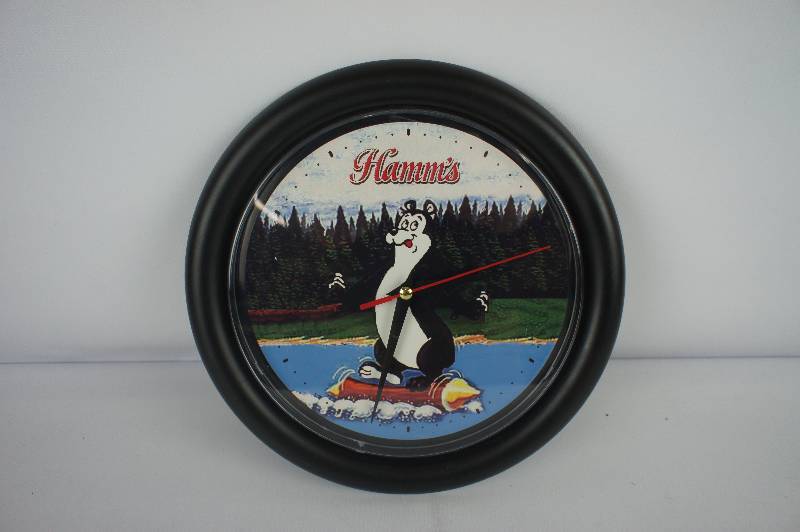 lot 107 image: Hamms 10 Round Clock