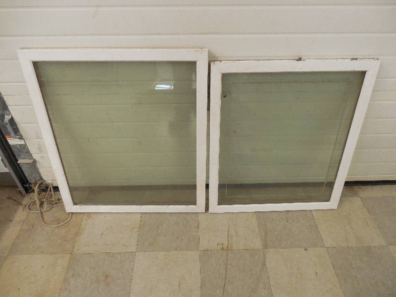 2 WHITE VINYL WINDOWS