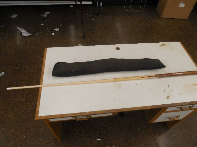 1 POOL CUE WITH CASE