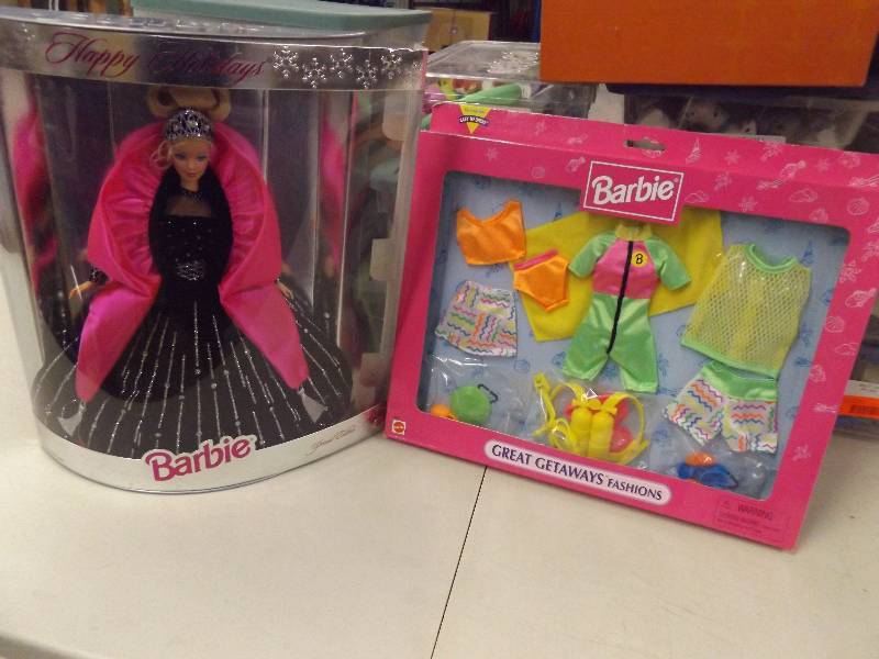 Barbie Happy Holidays and complete Getaway Outfit
