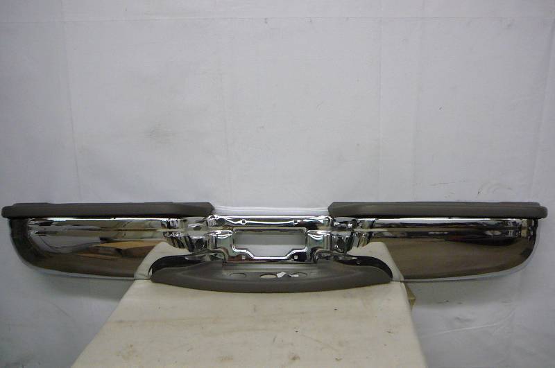 Rear Bumper Chrome and Pads 99-07 Super Duty Rear 00-05 Excursion New in Box