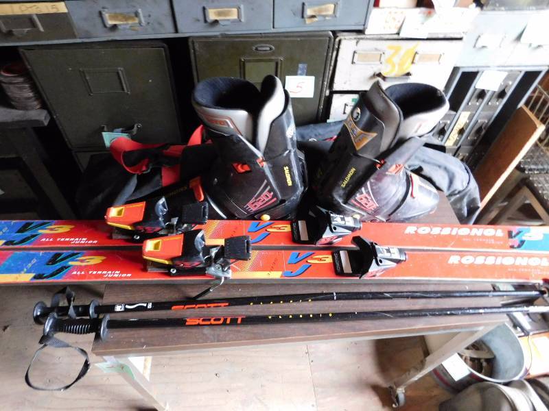 Rossignol skies, boots, poles and carry bag please see photos