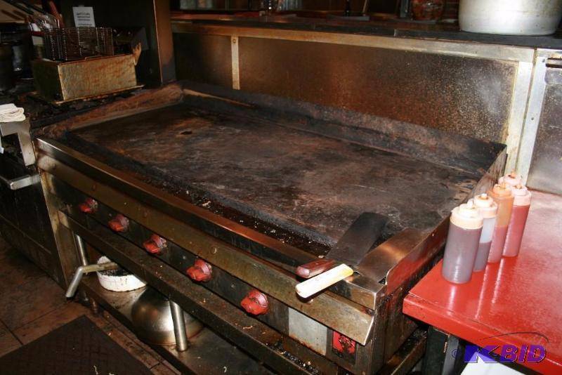 Gas Grill with Shelf Table