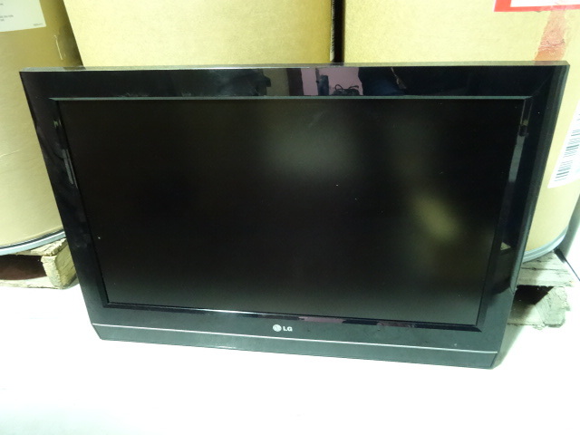 lot 17 image: LG Model 32LC7DC-UK LED TV