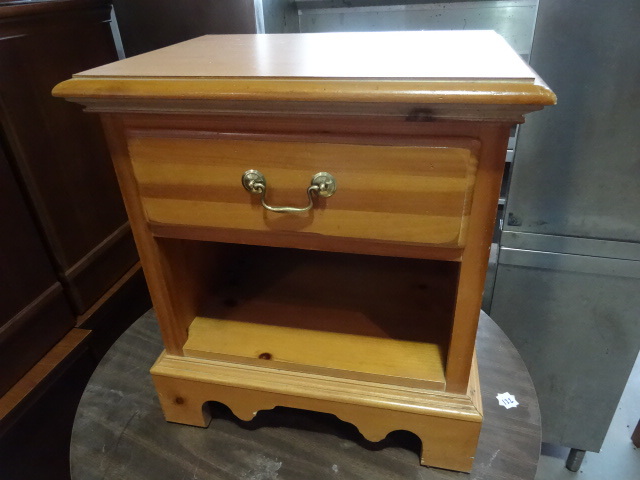 lot 121 image: Thomasville Wood Night Stand