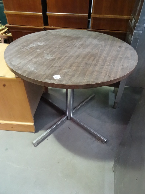 lot 122 image: 36 Round Metal Framed Table