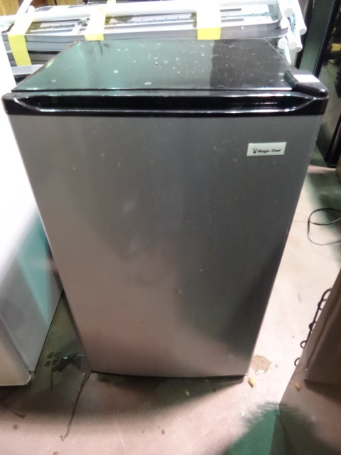 lot 216 image: Hotel Size Refrigerator Magic Chef