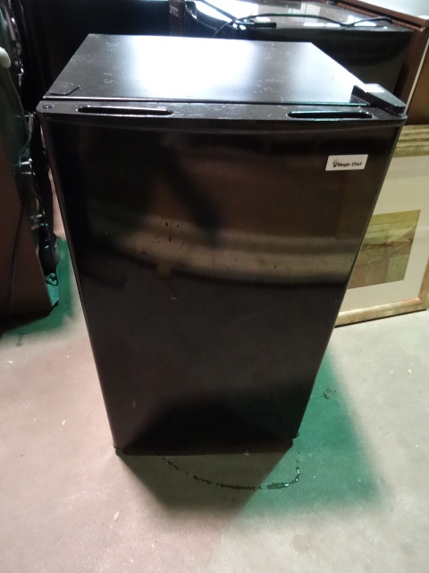 lot 221 image: Hotel Size Refrigerator Magic Chef