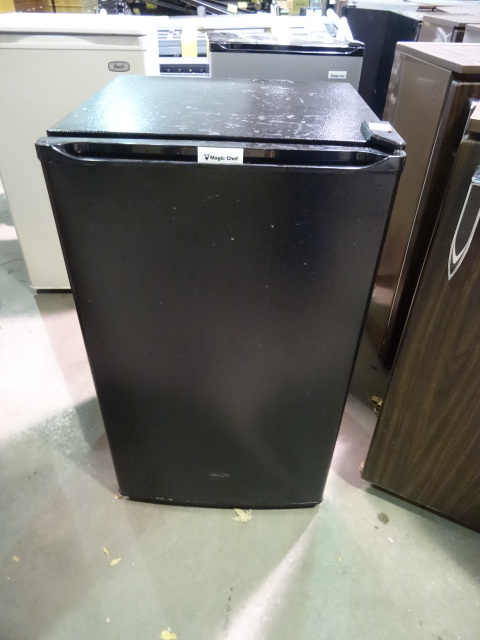 lot 226 image: Hotel Size Refrigerator Magic Chef