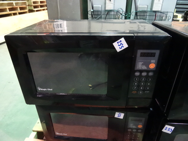 lot 253 image: Magic Chef Microwave Oven