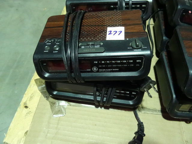 lot 277 image: 4 GE AM FM Clock Radios