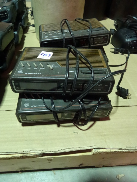 lot 283 image: 4 GE AM FM Clock Radios