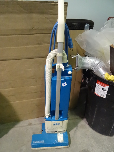 lot 339 image: Windsor Versamatic Commercial Vac