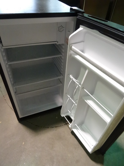 lot 224 image: Hotel Size Refrigerator Magic Chef