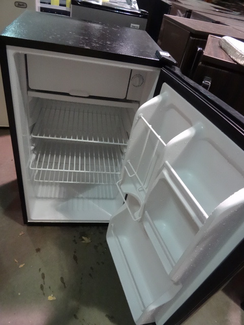 lot 227 image: Hotel Size Refrigerator Magic Chef