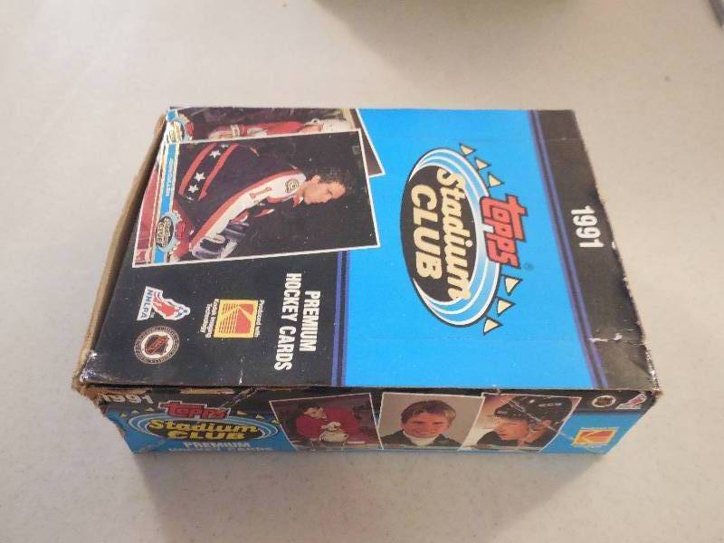 lot 4 image: 199192 Topps Stadium Club Hockey Box