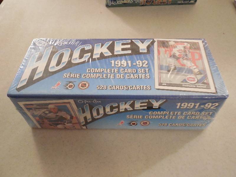 lot 10 image: 199192 O-Pee-Chee Hockey Set Factory Sealed