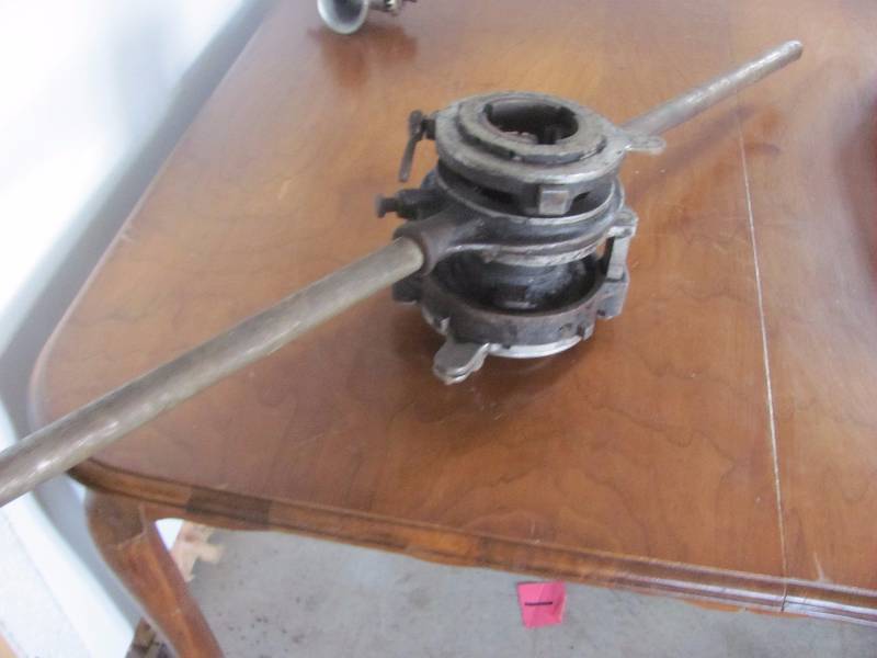 Pipe threader