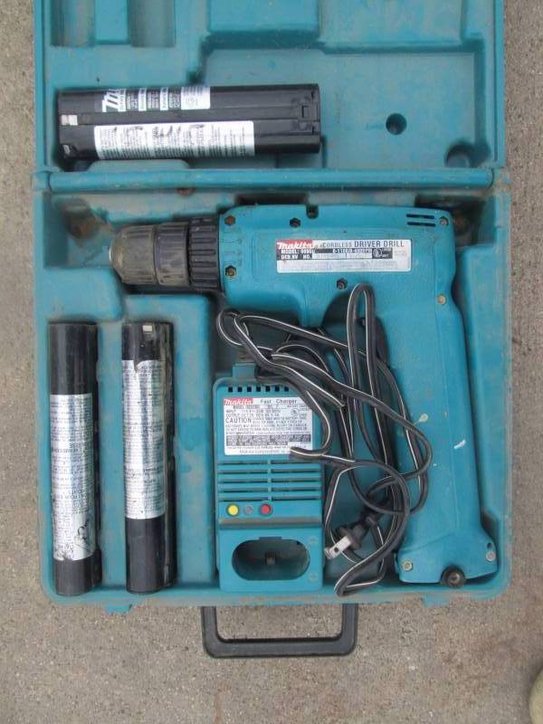 lot 21 image: Makita Cordless Drill