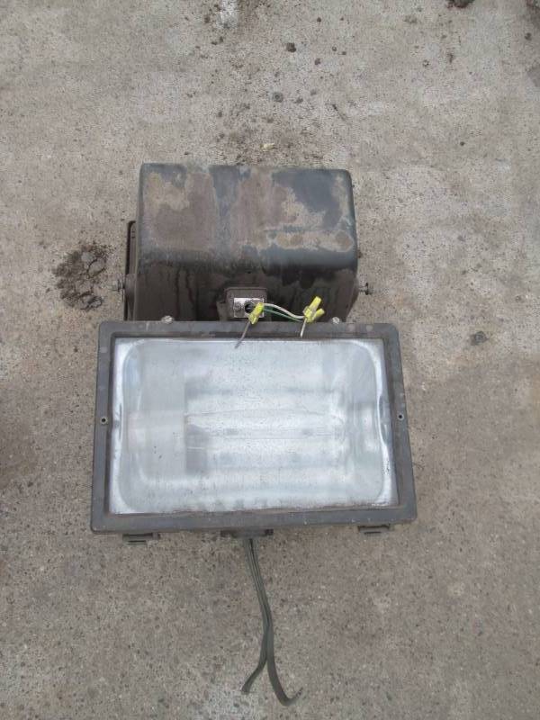 lot 47 image: 2 High Pressure Sodium Lights