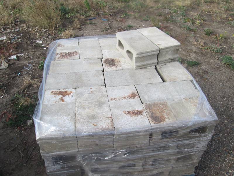 lot 68 image: Pallet of Landscaping Block