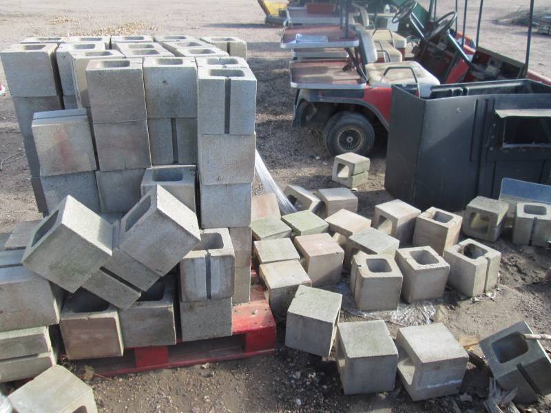 lot 75 image: Pallet of Landscaping Block