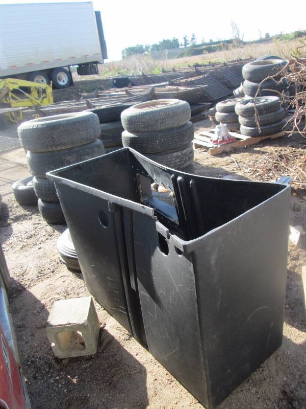 lot 76 image: Submersible Pump BucketBin