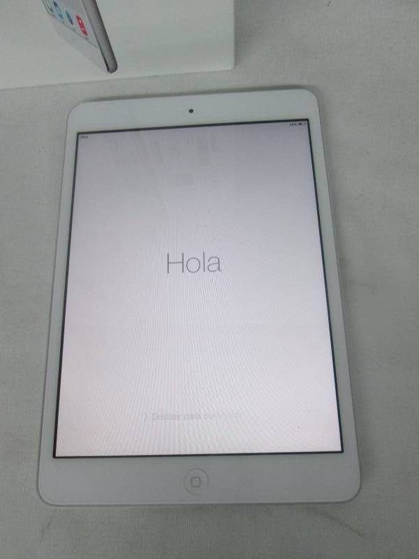 lot 4 image: Apple iPad mini 16GB WiFi White