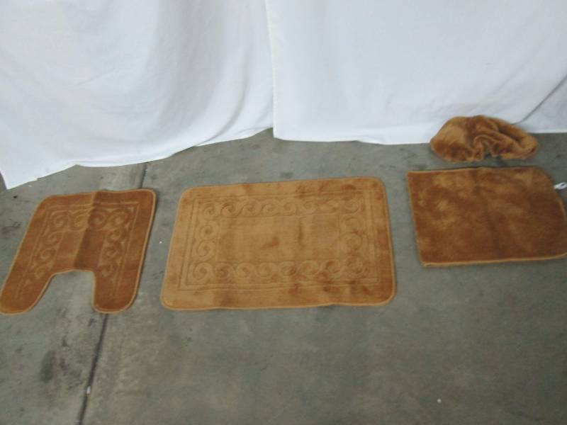 lot 65 image: Scroll Bath Rug Set