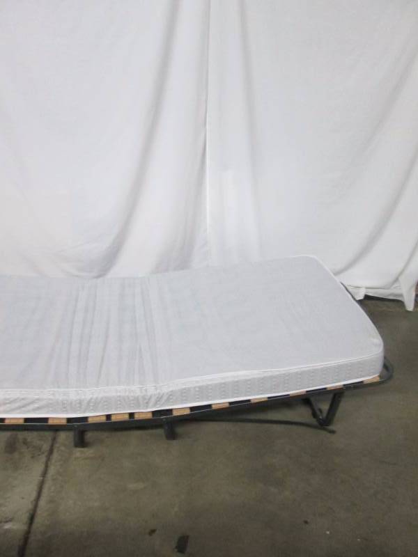 lot 18 image: Luxor Deluxe Folding Rollaway Bed