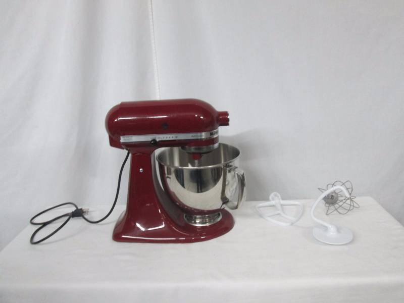lot 14 image: KitchenAid Artisan 5-Qt. Stand Mixer