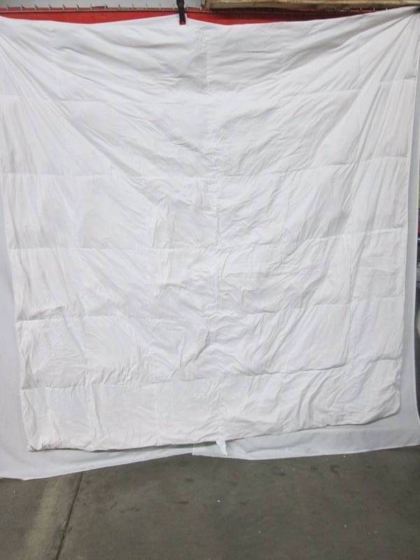 lot 48 image: Microfiber Down Comforter - FullQueen