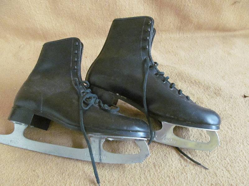 Hockey skates