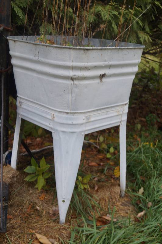 Metal Wash Tub on Stand