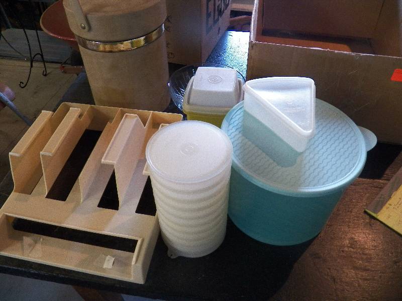Tupperware ice bucket holder