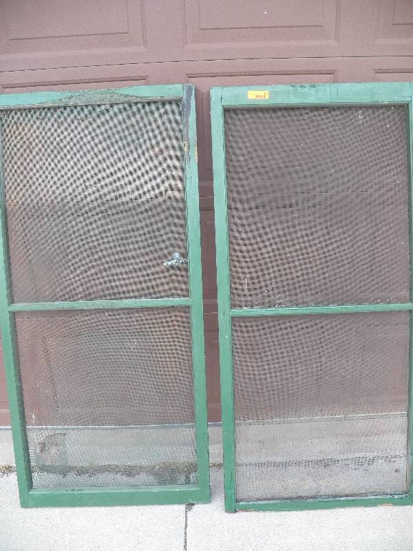 2 green screens