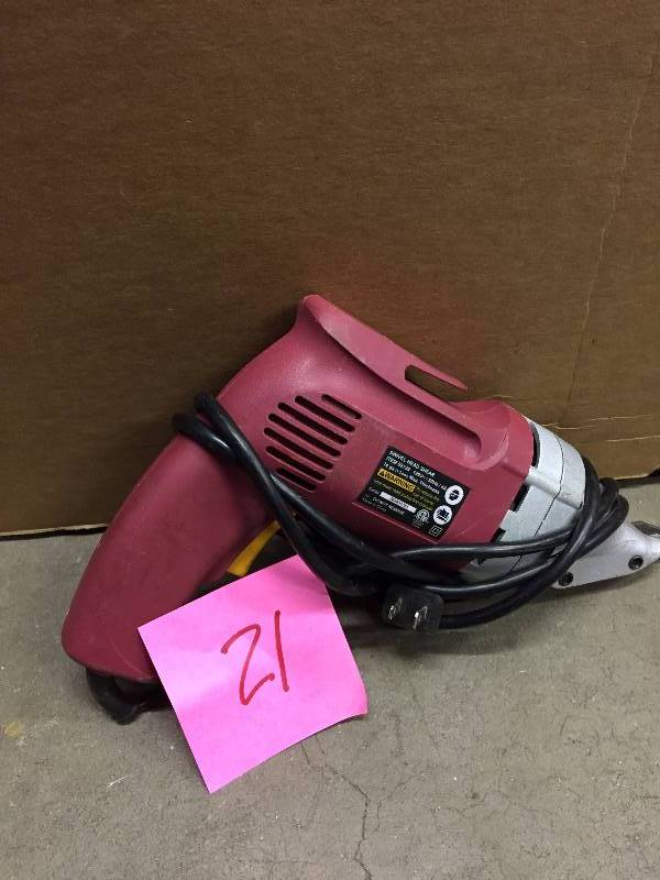lot 21 image: Chicago Electric 14 gauge 4 Amp Heavy Duty Metal Shears