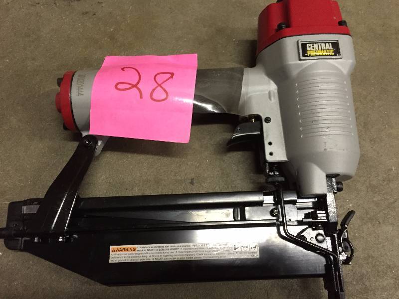 lot 28 image: Central Pneumatic 16 Gauge Finish Air Nailer