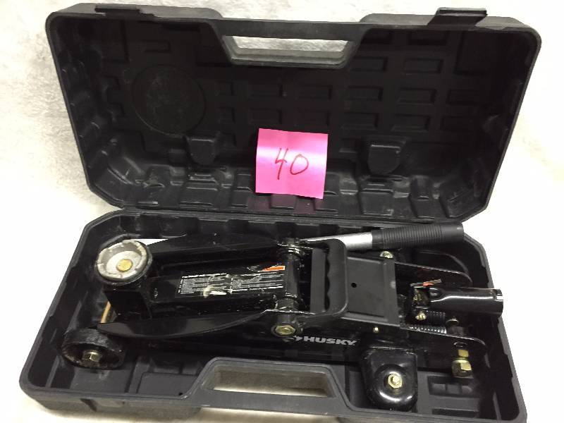 lot 40 image: Husky 2 Ton Hydraulic Jack