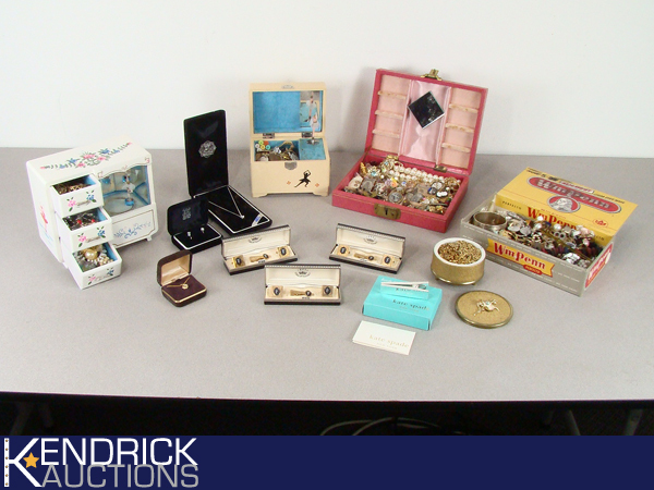 lot 6 image: Large Lot of Vintage Costume Jewelry