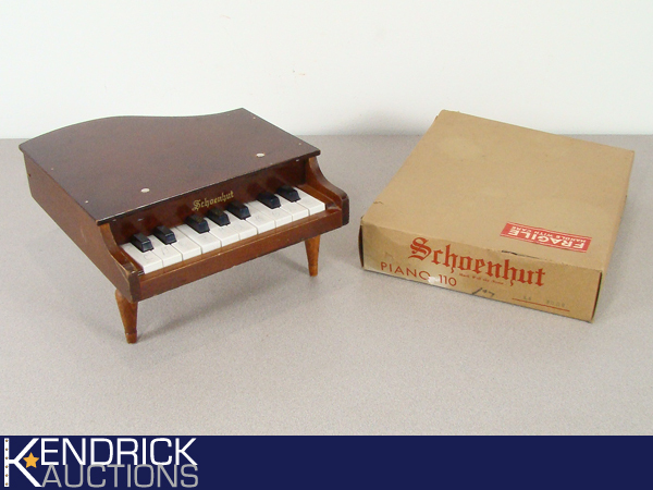 lot 10 image: Vintage Schoenhut Toy Piano