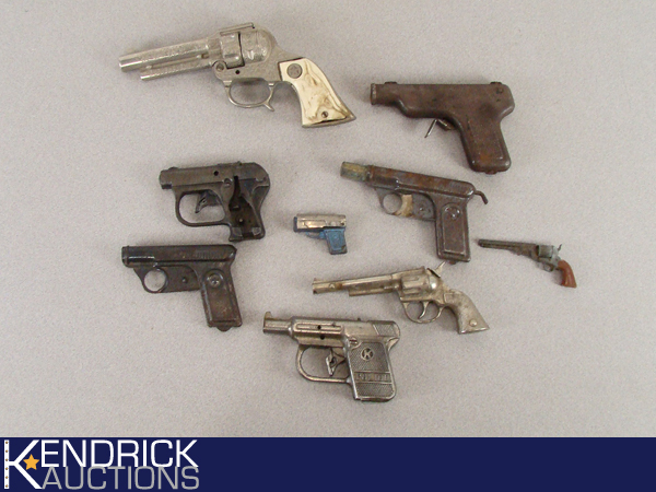 lot 14 image: 9 Vintage Toy Guns