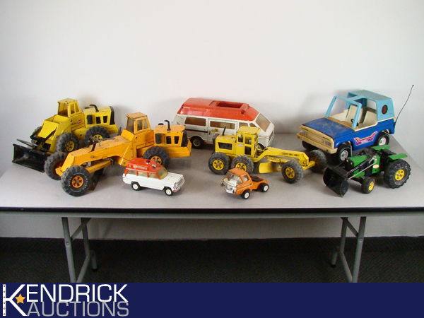 lot 20 image: 8 Vintage Tonka Trucks