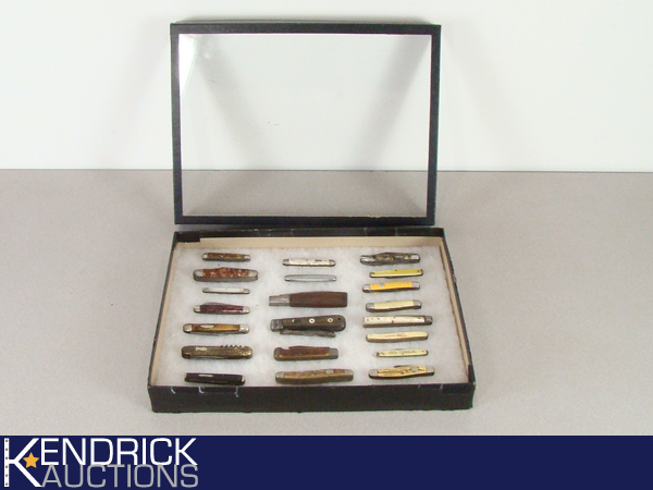 lot 32 image: 21 Collectible Vintage Pocket Knives in Glass Top Case