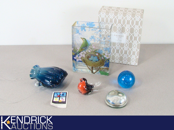 lot 41 image: Lot of Vintage New Art GlassCrystal
