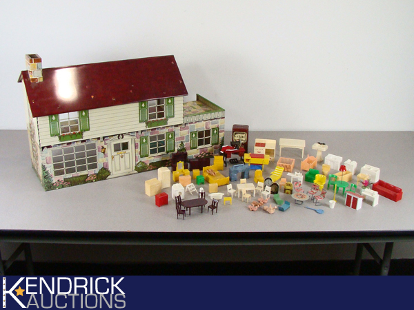 lot 11 image: Vintage Marx Tin Doll House with Original Furniture