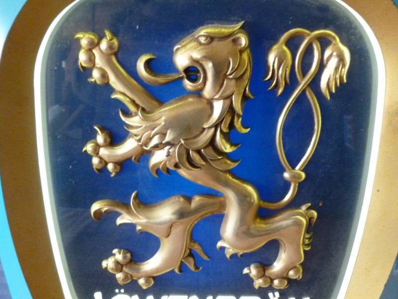 lot 6 image: Vintage Lowenbrau Beer Light Up
